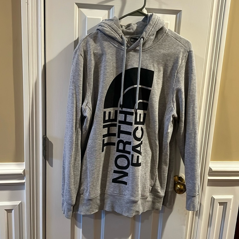 Long sleeve North Face sweatshirt with pockets and hood
